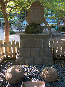 鎌倉　権五郎神社（御霊神社）袂石、手玉石