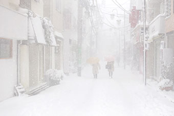 鎌倉　大雪の御成通り