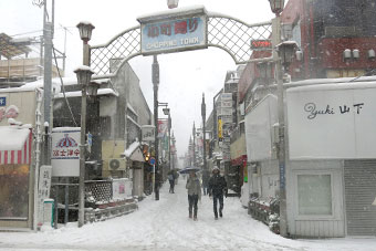 鎌倉　大雪の小町通り