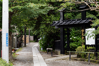 鎌倉　妙本寺の蛇苦止堂