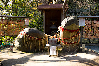 鎌倉　葛原岡神社、縁結び石