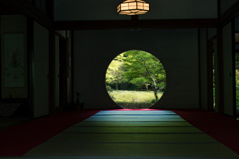 北鎌倉　明月院「悟りの窓」